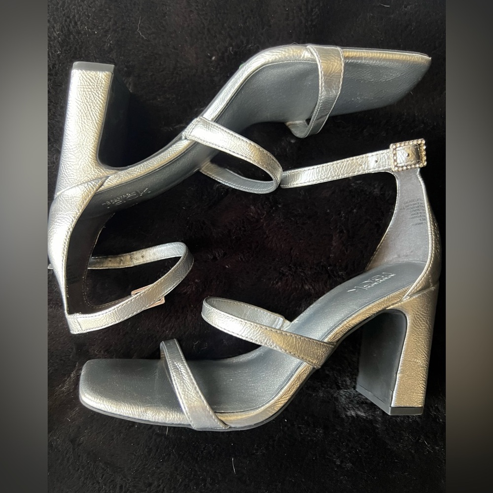 New Nordstrom Rack Cadelaide Silver Ankle Buckle Sandals heels